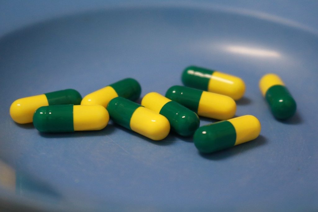 https://pixabay.com/photos/drugs-capsules-medicine-medication-5521395/
